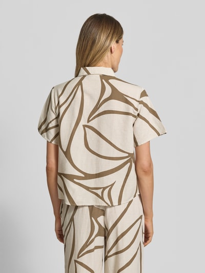 Frauenmodel trägt Bluse aus Viskose-Mix mit Leinen-Viskose-Anteil Modell 'PRISILLA' von Vila, großflächiges beiges und braunes Muster, Straight Fit, Hemdblusenkragen, Knopfleiste, Rückenlänge bei Größe 36: 58 cm, Ärmellänge bei Größe 36: 21 cm, Ganzkörperansicht Rückansicht.