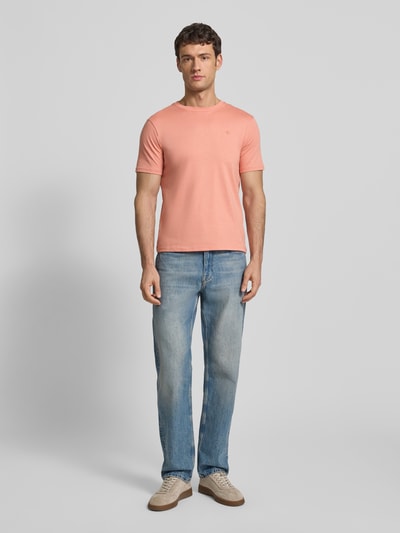 Männermodel trägt Regular Fit T-Shirt mit Logo-Stitching von Scotch & Soda in Reine Baumwolle, Rundhalsausschnitt, Ganzkörperansicht von vorne.