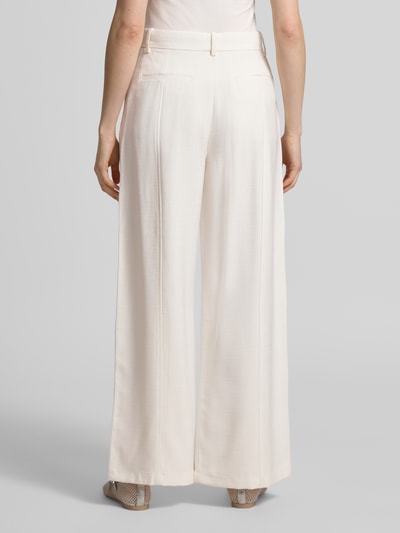 Frauenmodel trägt Wide Leg Anzughose aus Viskose-Mix von Calvin Klein Womenswear, Optik: Unifarben, Strukturmuster, Ganzkörperansicht Rückansicht.