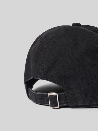 Produktfoto, Basecap im Used-Look von MM6 Maison Margiela aus reiner Baumwolle, dunkelblaue Denim-Optik, verstellbarer Riegel, Label-Stitching