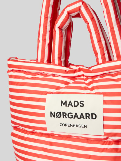 Produktfoto, Handtasche mit Steppnähten und Label-Detail von MADS NØRGAARD mit Allover-Look, Tragehenkel, rot-weiße Streifen, Größe 43x35x15 cm, Schulterriemen 67 cm.