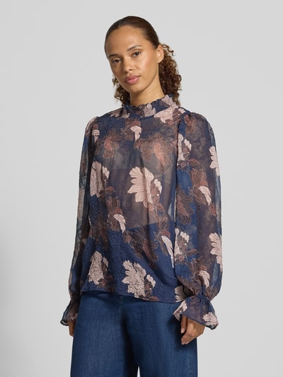 Frauenmodel trägt Regular Fit Bluse in semitransparentem Design von Christian Berg Woman Selection mit floralem Allover-Print, Ganzkörperansicht von vorne.