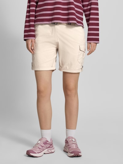 Frauenmodel trägt Shorts mit Hydrocool Effekt und Gürtel von G.I.G.A. DX in Beige, Regular-Fit, mit Eingrifftaschen, Pattentaschen, Ganzkörperansicht von vorne.