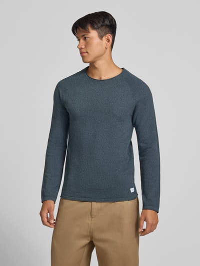 Männermodel trägt Regular Fit Pullover aus reiner Baumwolle Modell 'Hill' von JACK & JONES, Strick-Optik, Ganzkörperansicht von vorne, Damen Pullover, Rundhalsausschnitt, Rückenlänge 69 cm, Ärmellänge 70 cm.