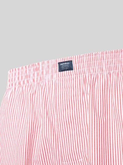 Produktfoto, Boxershorts mit elastischem Bund im 3er-Pack von MCNEAL aus reiner Baumwolle, Regular-Fit, rot-weiß gestreift mit Label-Detail.