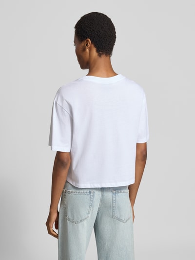Männermodel trägt T-Shirt mit Paillettenbesatz von Armani Exchange aus reiner bawełna, luźny krój, okrągły dekolt, Długość tyłu w rozmiarze S: 45 cm, Ganzkörperansicht Rückansicht
