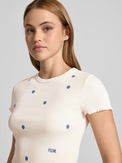 Modelka kobieca nosi T-Shirt in Ripp-Optik mit Stitchings od Jake*s Casual, jasny kolor, krój slim fit, ripp, hafty, bawełna organiczna z elastanem, zbliżenie na górną część ciała.