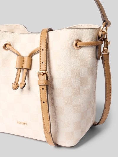 Produktfoto, torebka z aplikacją z metką model 'franziska matchsack' od JOOP!, karabińczyk, uchwyt, pasek na ramię, szerokość w rozmiarze 1: 31 cm, długość w rozmiarze 1: 24 cm, głębokość w rozmiarze 1: 14 cm, długość paska na ramię w rozmiarze 1: 50 cm, beżowa kolorystyka, wzór w szachownicę, gładka faktura