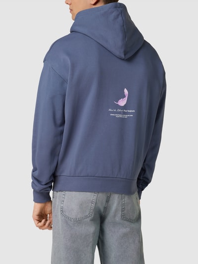 Mister Tee Oversized Hoodie mit Motiv-Print Modell 'VIVE LE LIBERTÉ' Rauchblau 5