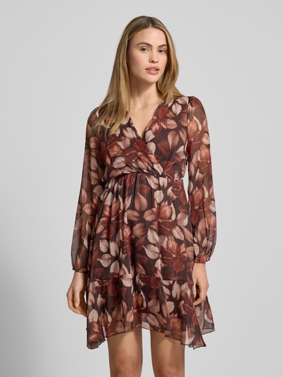 Vrouwenmodel draagt Minikleid mit V-Ausschnitt Modell 'Ni44mi' van ZABAIONE, A-lijn, stufen-look, bloemenprint, borstbreedte 43 cm, Nahaufnahme bovenlichaam.