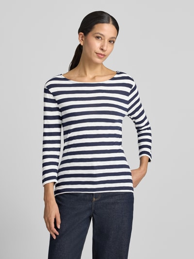 Frauenmodel trägt Longsleeve mit 3/4-Arm von Christian Berg Woman aus reiner Baumwolle, navy-weiß gestreift, gerader Schnitt, Nahaufnahme Oberkörper.