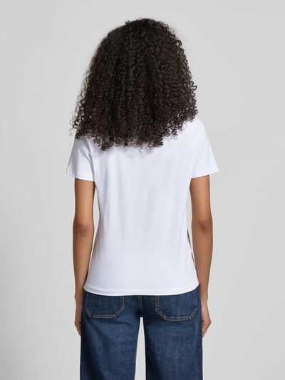 Vrouwenmodel draagt T-shirt met motiefprint en ronde hals van Jake*s Casual, puur katoen, regular fit, ruglengte maat S 57 cm, volledig achteraanzicht