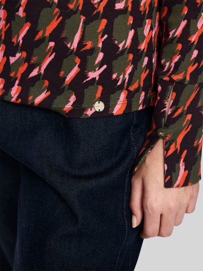 Vrouwenmodel draagt Longsleeve met Rollkragen van Marc Cain, Mix van katoen en elastaan, getailleerd, riblook, knopen aan mouwboord, detailopname Ruglengte bij maat 36: 58 cm