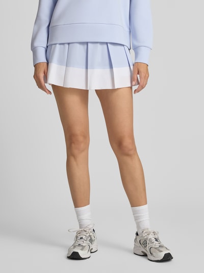 Kobiece model prezentuje spódnica mini w fasonie rozkloszowanym, elastyczna mieszanka materiałów, efekt plisowania, Model 'Chase' od VARLEY, pas elastyczny, Szerokość w rozmiarze S: 33 cm, całkowita długość: 37 cm, widok całopostaciowy z przodu.