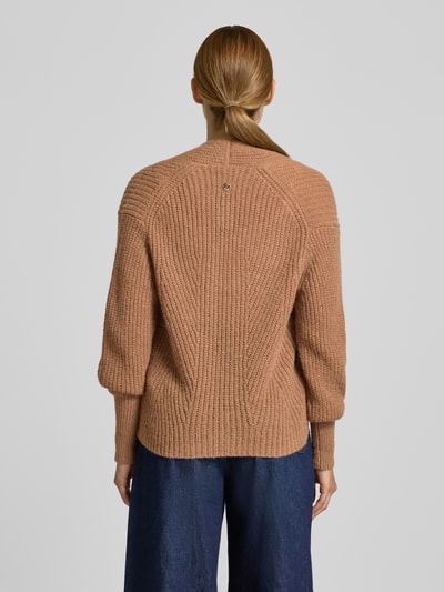 Frauenmodel trägt Regular Fit Cardigan mit Alpaka-Woll-Anteil Modell 'Kanna' von JOOP! in Strick-Optik, warmes Beige, Ganzkörperansicht Rückansicht.