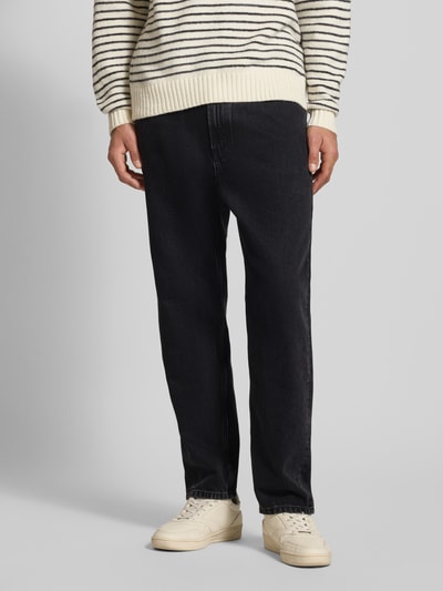 Mężczyzna nosi Tapered Fit Jeans aus reiner Baumwolle Modell 'RUNNE' od Marc O'Polo Denim w kolorze melanż, pięciokieszeniowe, denim, prosty krój tapered fit, średni stan, z łatką z logo i szlufkami na pasek, przód zapinany na guzik i kryty zamek, szerokość w rozmiarze 32/32: 42 cm, długość nogawki wewnętrznej: 73 cm. Ganzkörperansicht von vorne.