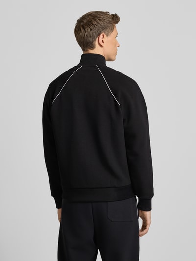 Männermodel trägt Regular Fit Sweat-Anzug aus Baumwoll-Mix Modell 'TRACKSUIT SET' van BOSS Green, uni zwart, piqué materiaal, volledig van achteren.
