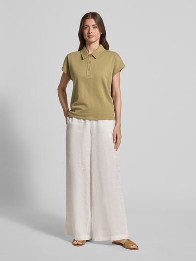 Frauenmodel trägt Regular Fit Poloshirt mit Strukturmuster Modell 'FLOAT' von Fynch-Hatton aus Reiner Baumwolle in Beige, Kurzärmelig, Ganzkörperansicht von vorne.