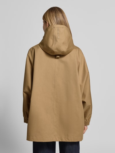 Frauenmodel trägt Jacke mit Kapuze und Eingrifftaschen Modell 'FEEL' von G-LAB aus Baumwoll-Mix in Beige, Lockerer-Schnitt, Ganzkörperansicht Rückansicht.