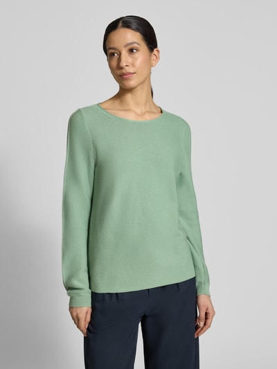 Vrouwenmodel draagt Regular Fit Pullover mit Strukturmuster van Christian Berg Woman, lichtgroen, katoen, ronde hals, elastische mouwuiteinden, vooraanzicht bovenlichaam.