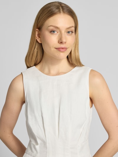 Kobiece modelka nosi Cocktailkleid aus Leinen Modell 'Rosie' od Forever New, czysta biel, okrągły dekolt, krój slim fit, czysta faktura lnu, szerokość w rozmiarze 36: 36 cm, długość pleców w rozmiarze 36: 124 cm, zbliżenie na górną część ciała z przodu.