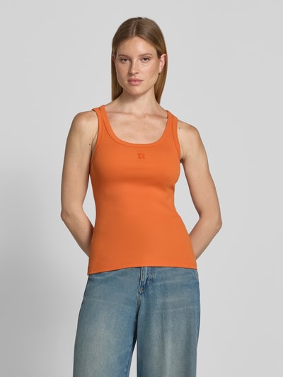 Frauenmodel trägt Regular Fit Tanktop aus Baumwoll-Mix Modell 'DATAMIA' von HUGO in Orange, glatte Textur, Damen Tanktop, Ganzkörperansicht von vorne.