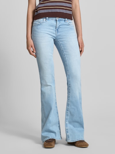 Frauenmodel trägt Flared Jeans im Used-Look Modell 'Poppy' von Gina Tricot, hellblauer Baumwoll-Mix mit Stretch-Anteil, 5-Pocket-Design, Knopf-Reißverschluss, Bundweite 36 cm, Innenbeinlänge 86 cm, Ganzkörperansicht von vorne.