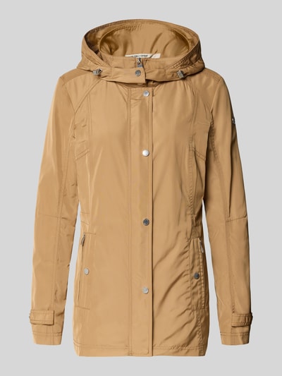 Productfoto, Regular Fit Jacke mit Logo-Print van Fuchs Schmitt in beige, opstaande kraag, capuchon met trekkoord, ritszakken, gladde textuur, lengte 71 cm, schouderbreedte 40 cm, borstwijdte 51 cm, mouwlengte 66 cm.
