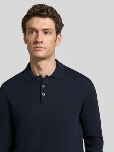 Männermodel trägt Regular Fit Strickpullover aus Baumwoll-Mix mit Kaschmir-Anteil von Casual Friday, dunkelblau, Nahaufnahme Oberkörper.
