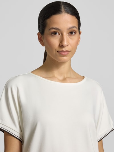 Frauenmodel trägt Damen T-Shirt aus Viskose-Mix mit Stretch-Anteil Relaxed-Fit Modell 'Giprep' von OPUS in Weiß mit Kontraststreifen, Nahaufnahme Oberkörper.