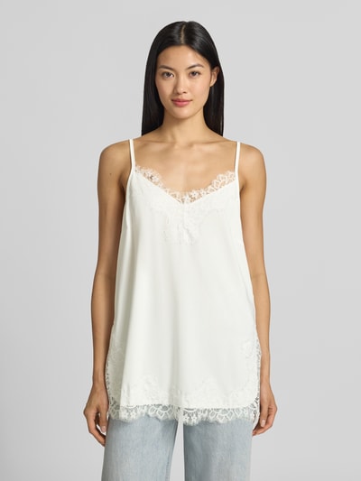 Frauenmodel trägt Top mit Spitzenbesatz Modell 'BICCO' von FREE/QUENT in Weiß, Relaxed Fit, Spaghettiträger, Material-Mix, Ganzkörperansicht von vorne.