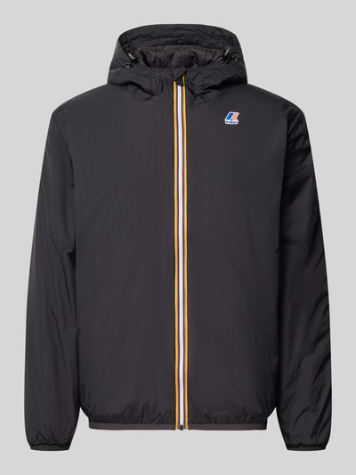 Produktfoto, Jacke mit Logo und Reißverschluss von K-WAY in Schwarz, Kapuze mit Tunnelzug, farbiger Reißverschluss, glatte Textur, Regular Fit, Rückenlänge 70 cm, Schulterbreite 47 cm, Brustweite 60 cm, Ärmellänge 67 cm