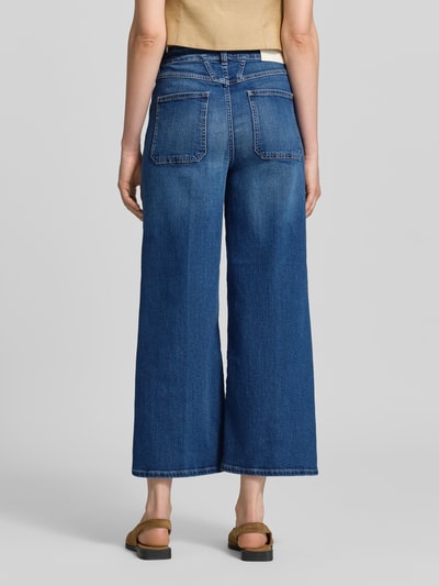 Frauenmodel trägt Wide Leg Jeans mit Label-Detail Modell 'WERA' von Closed, aus blauem Baumwoll-Mix mit Stretch, Ganzkörperansicht Rückansicht.