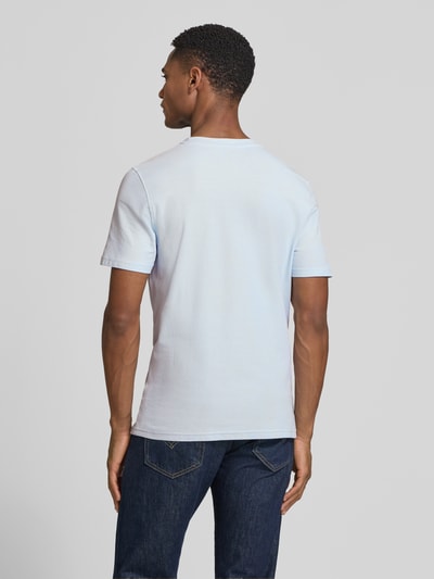 Männermodel trägt T-Shirt mit Rundhalsausschnitt von MCNEAL in Hellblau, reine Baumwolle, Slim Fit, glatte Textur, Ganzkörperansicht Rückansicht.