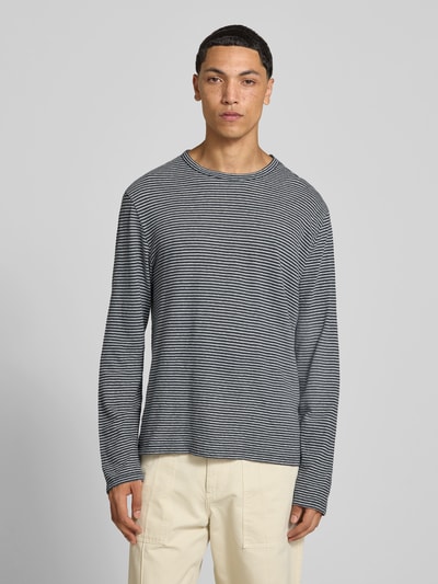 Männermodel trägt Regular Fit Longsleeve aus mix van katoen en linnen van Officine Générale, Heren shirt met lange mouwen met ronde hals, regular fit, effen design, ruglengte bij maat M: 66 cm, Ganzkörperansicht von vorne.