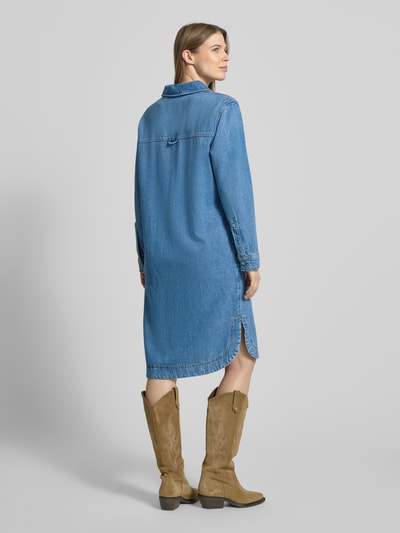 Frauenmodel trägt Relaxed Fit Jeanskleid aus Lyocell-Baumwoll-Mix von Marc O'Polo, Denim-Optik, Kontrastnähte, Ganzkörperansicht Rückansicht.