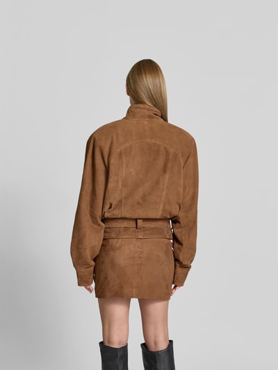 Frauenmodel trägt Lederjacke aus echtem Ziegenleder von ROTATE in Braun, Regular-Fit, Stehkragen, Rückenlänge 60 cm, Ganzkörperansicht Rückansicht.