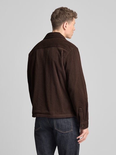 Mężczyzna nosi Regular Fit Hemdjacke mit Strukturmuster od Scotch & Soda, ciemnobrązowa bawełna z teksturą, kurtka koszulowa, widok całej sylwetki z tyłu.