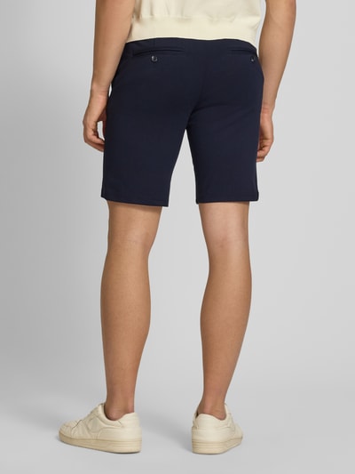 Männermodel trägt Regular Fit Bermudas aus Viskose-Mix Modell 'MARK' von Only & Sons, Optik: Unifarben, Ganzkörperansicht Rückansicht.