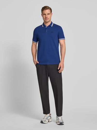 Männermodel trägt Regular Fit Poloshirt aus reiner Baumwolle Modell 'PADDY' von BOSS Green, blau, unifarben, Piqué, Ganzkörperansicht von vorne.