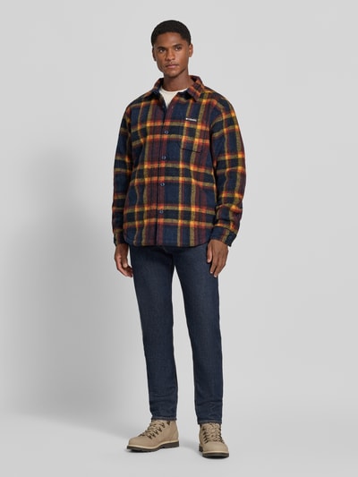 Männermodel trägt Regular Fit Freizeithemd Modell 'Hunter Arch™' von Columbia mit Karo-Muster, Ganzkörperansicht von vorne.