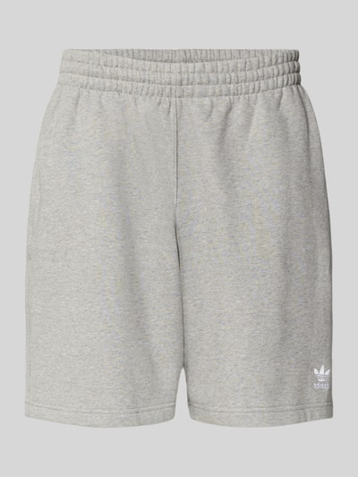 Produktfoto, Regular Fit Sweatpants mit Logo-Stitching von adidas Originals aus grauem Baumwoll-Mix, elastischer Bund, Knielänge, Eingrifftaschen.