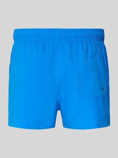 Produktfoto, Badehose mit Seitentaschen und Klettverschlusstasche hinten von PUMA in Blau, elastischer Bund, Regular Fit, glatte Textur.