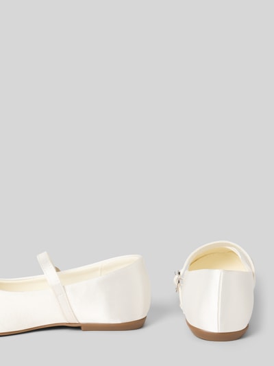Produktfoto, Ballerinas mit Riemen und Ziersteinbesatz von DANAMADE aus weißem Satin, abgerundete Spitze, Absatzhöhe 1 cm, Schafthöhe 6 cm, Schaftweite 4 cm