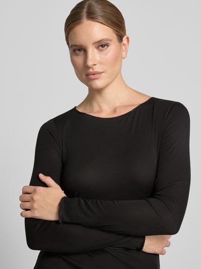 Kobiece model prezentuje Longsleeve aus Lyocell-Mix od COMMA w kolorze czarnym, dopasowany krój, okrągły dekolt, elastyczna tekstura, długość tyłu w rozmiarze 36: 56 cm, zbliżenie górnej części ciała.