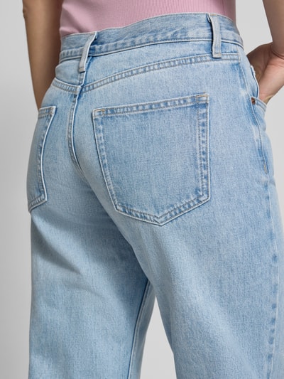 Kobieta modelka nosi Wide Leg Jeans im 5-Pocket-Design Modell 'EMBER' od Topshop, jasnoniebieski jeans, czysta mako bawełna, krój wide fit, detal tylnej kieszeni, szerokość w rozmiarze 26/32: 38 cm, długość wewnętrzna nogawki: 77 cm, zdjęcie zbliżenie na tył.