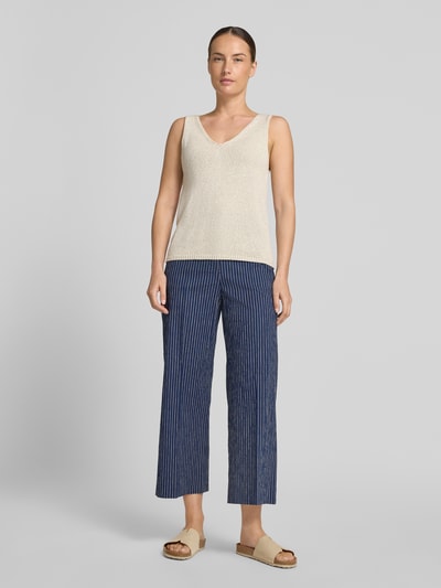 Kobiece modelka nosi Regular Fit Weite Hose aus Baumwoll-Leinen-Mix Modell 'MARINA' von Weekend Max Mara, dwukolorowy, wzór w paski, wysoki stan, szlufki na pasek, kieszenie z tyłu i wpuszczane, wykończenie seersucker, mieszanka bawełny i lnu, widok całej sylwetki z przodu.