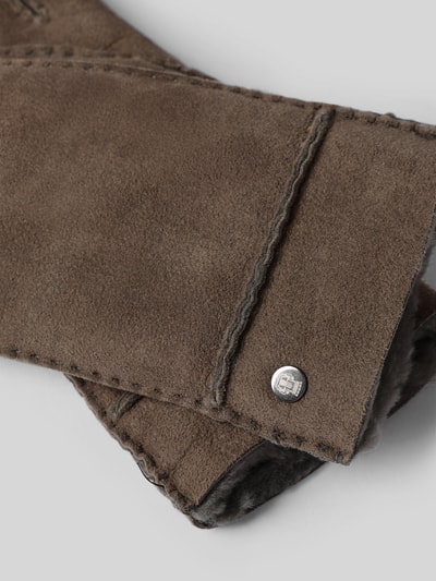 Produktfoto, Lammfellhandschuh aus reinem Lammfell Modell 'Helsinki' von Roeckl, braunes Wildleder, sichtbare Ziernähte, Logo-Detail, weiche Textur