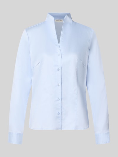 Produktfoto, Bluse aus Baumwoll-Mix von Christian Berg Woman in Hellblau, taillierte Passform, Stehkragen, 1-Knopf-Manschetten, langärmelig, glatte Struktur, dezente Knopfleiste, Kontext: Stretch-Anteil, Rückenlänge 59 cm, Ärmellänge 63 cm, neutraler Hintergrund