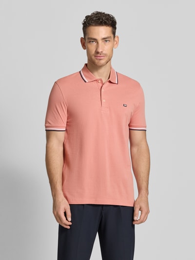 Mannenmodel draagt Regular Fit poloshirt met contraststrepen van Christian Berg Men in puur katoen, knoopsluiting, ruglengte maat M 71 cm. Ganzkörperansicht von vorne.